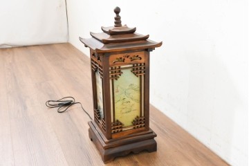中古　韓国製　人物・山水図の四面パネルを配した楼閣風の置き型照明　(R-089109)