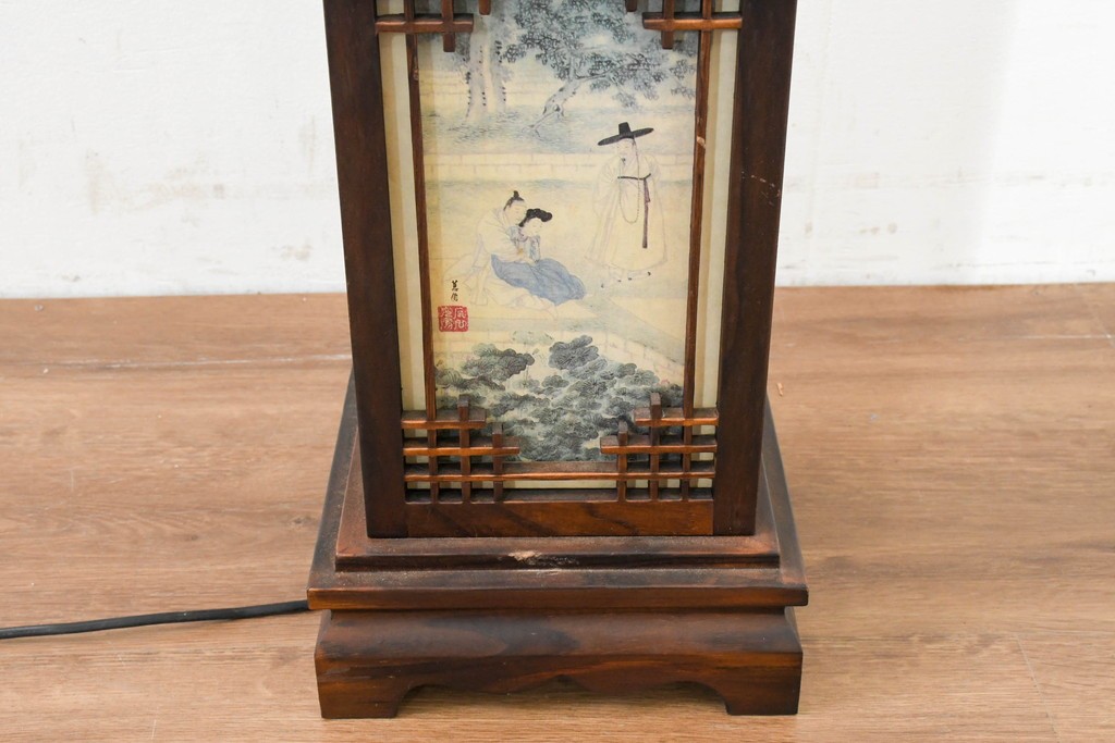 中古　韓国製　人物・山水図の四面パネルを配した楼閣風の置き型照明　(R-089109)