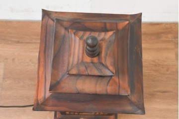 中古　韓国製　人物・山水図の四面パネルを配した楼閣風の置き型照明　(R-089109)