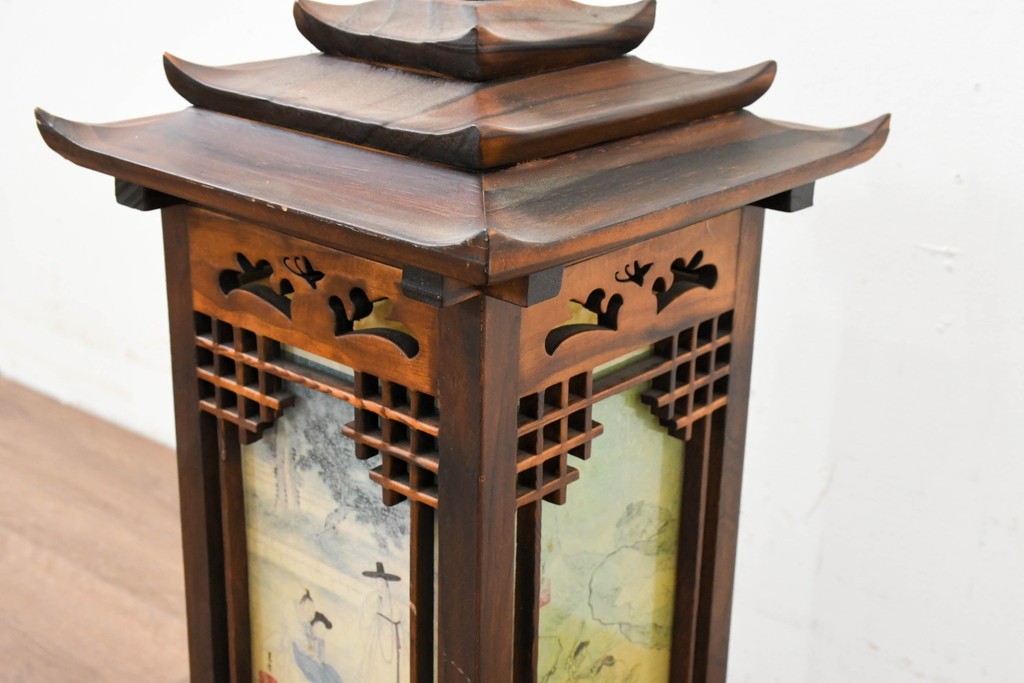 中古　韓国製　人物・山水図の四面パネルを配した楼閣風の置き型照明　(R-089109)
