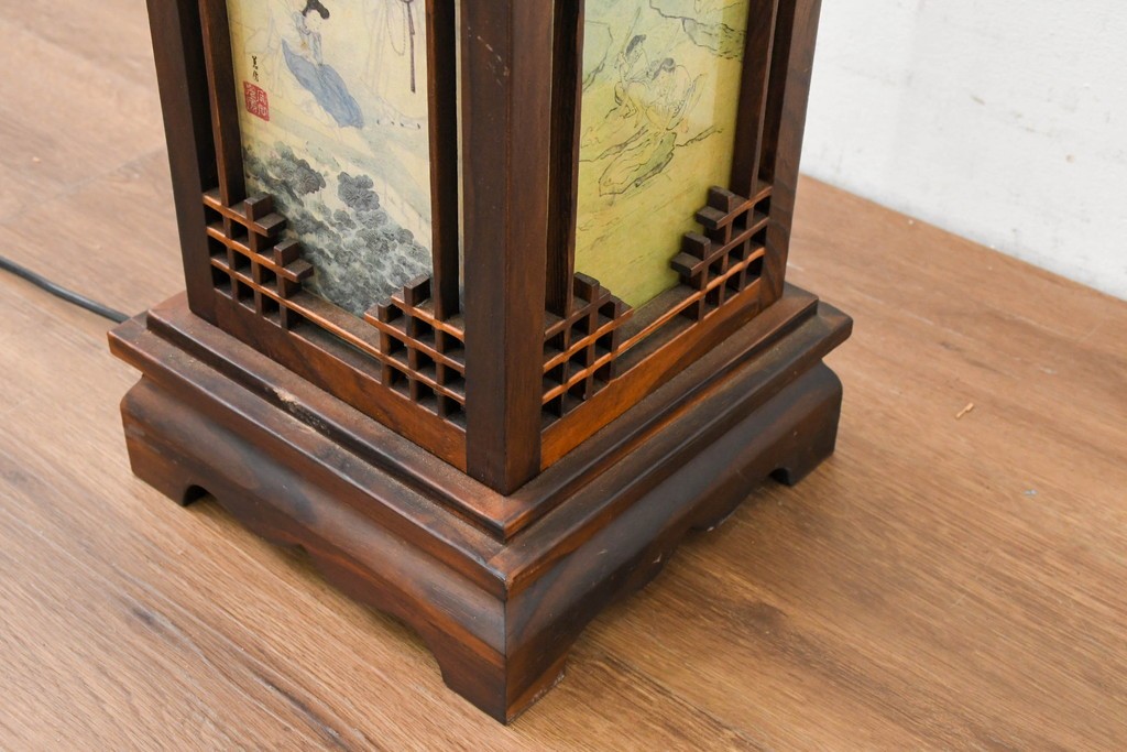 中古　韓国製　人物・山水図の四面パネルを配した楼閣風の置き型照明　(R-089109)