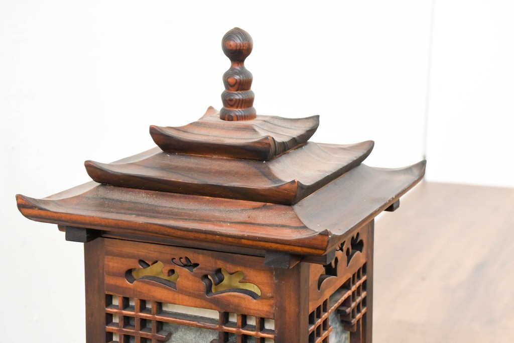 中古　韓国製　人物・山水図の四面パネルを配した楼閣風の置き型照明　(R-089109)