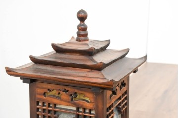 中古　韓国製　人物・山水図の四面パネルを配した楼閣風の置き型照明　(R-089109)