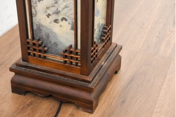 中古　韓国製　人物・山水図の四面パネルを配した楼閣風の置き型照明　(R-089109)