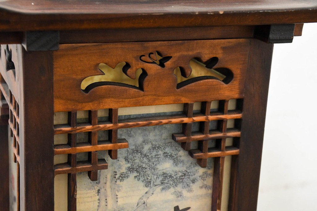 中古　韓国製　人物・山水図の四面パネルを配した楼閣風の置き型照明　(R-089109)