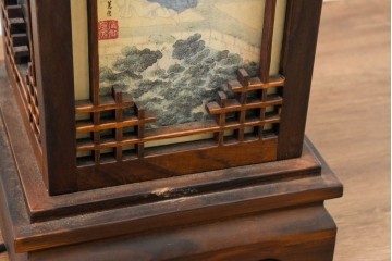 中古　韓国製　人物・山水図の四面パネルを配した楼閣風の置き型照明　(R-089109)