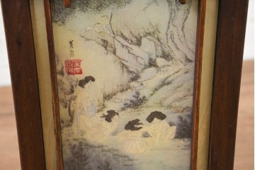 中古　韓国製　人物・山水図の四面パネルを配した楼閣風の置き型照明　(R-089109)