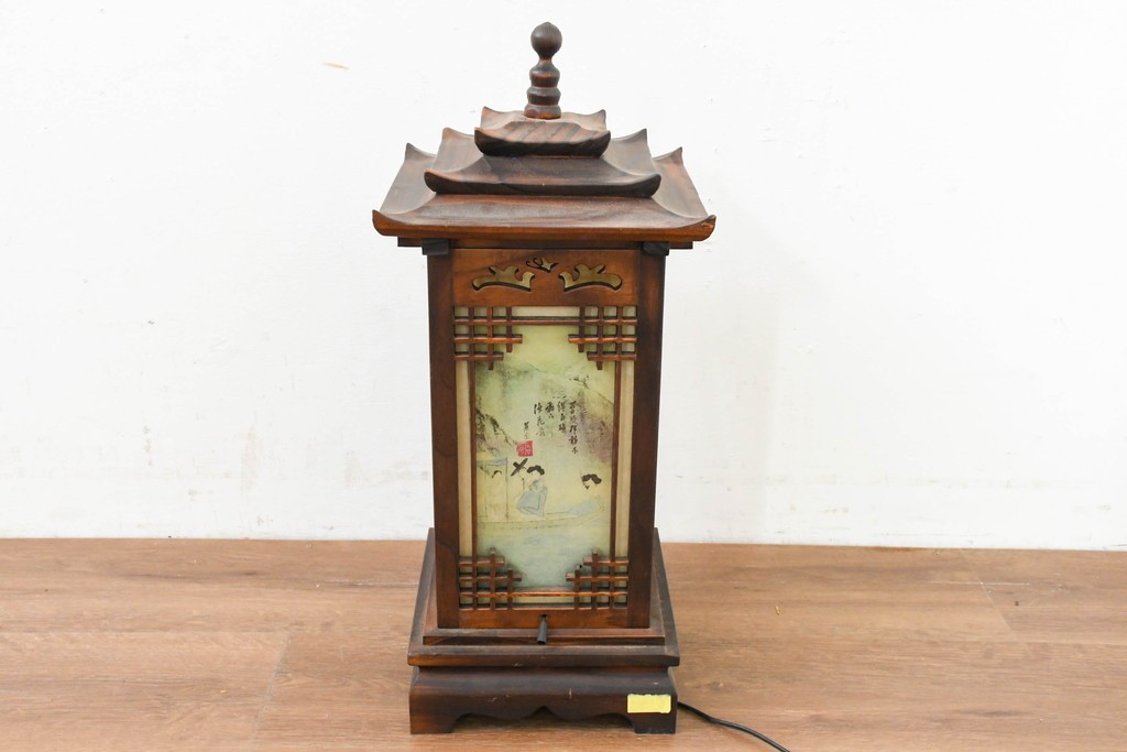 中古　韓国製　人物・山水図の四面パネルを配した楼閣風の置き型照明　(R-089109)