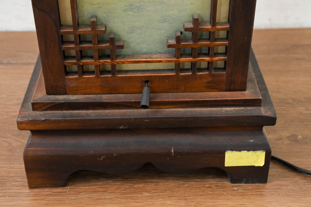 中古　韓国製　人物・山水図の四面パネルを配した楼閣風の置き型照明　(R-089109)