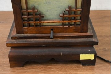 中古　韓国製　人物・山水図の四面パネルを配した楼閣風の置き型照明　(R-089109)