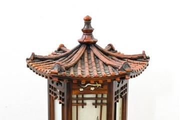 中古　韓国製　六角形屋根　楼閣風　伝統建築デザインの置き型照明　(R-089110)