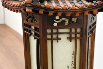 中古　韓国製　六角形屋根　楼閣風　伝統建築デザインの置き型照明　(R-089110)