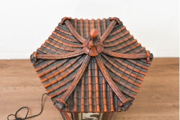 中古　韓国製　六角形屋根　楼閣風　伝統建築デザインの置き型照明　(R-089112)