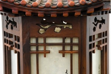 中古　韓国製　六角形屋根　楼閣風　伝統建築デザインの置き型照明　(R-089112)