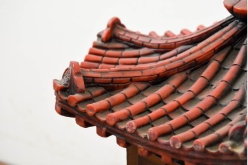 中古　韓国製　六角形屋根　楼閣風　伝統建築デザインの置き型照明　(R-089113)