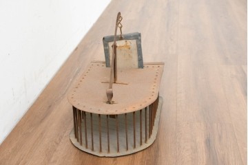 アメリカアンティーク　1920年頃　アイアン製　落とし扉式のねずみ捕り　※ディスプレイ用　(R-089114)