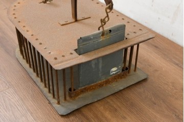 アメリカアンティーク　1920年頃　アイアン製　落とし扉式のねずみ捕り　※ディスプレイ用　(R-089114)