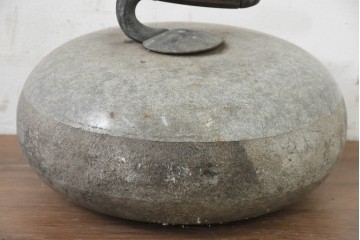 アンティーク雑貨　1900年頃　スコットランド　低く丸みを帯びたフォルムが目を引くカーリングストーン　(R-089123)
