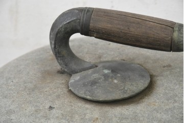 アンティーク雑貨　1900年頃　スコットランド　低く丸みを帯びたフォルムが目を引くカーリングストーン　(R-089123)