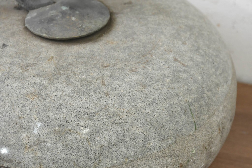 アンティーク雑貨　1900年頃　スコットランド　低く丸みを帯びたフォルムが目を引くカーリングストーン　(R-089123)