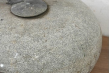 アンティーク雑貨　1900年頃　スコットランド　低く丸みを帯びたフォルムが目を引くカーリングストーン　(R-089123)