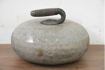 アンティーク雑貨　1900年頃　スコットランド　低く丸みを帯びたフォルムが目を引くカーリングストーン　(R-089123)