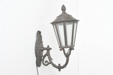 中古　特大サイズ　アルミ鋳造　ランタン型のクラシカルな壁付け照明　(R-089136)