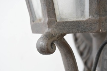 中古　特大サイズ　アルミ鋳造　ランタン型のクラシカルな壁付け照明　(R-089136)
