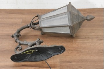 中古　特大サイズ　アルミ鋳造　ランタン型のクラシカルな壁付け照明　(R-089136)