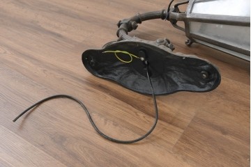 中古　特大サイズ　アルミ鋳造　ランタン型のクラシカルな壁付け照明　(R-089136)