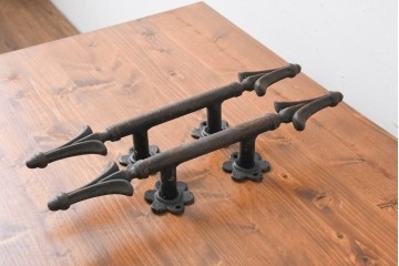 イギリスヴィンテージ　アイアン製　クラシカルな装飾フォルムが目を引く大振りのドアハンドル2個セット　(R-089140)