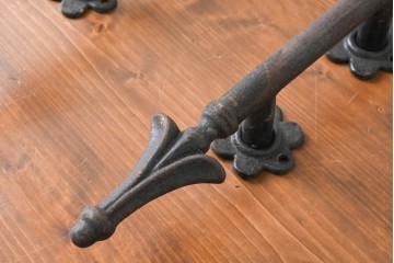 イギリスヴィンテージ　アイアン製　クラシカルな装飾フォルムが目を引く大振りのドアハンドル2個セット　(R-089140)