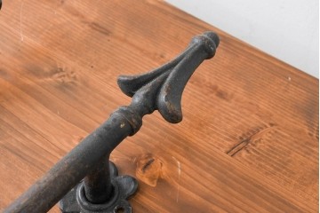 イギリスヴィンテージ　1980年頃　アイアン製　花形の取付座がかわいらしい大振りなドアハンドル2個セット　(R-089142)