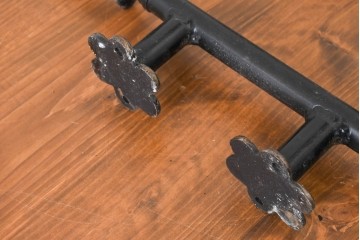 イギリスヴィンテージ　1980年頃　アイアン製　花形の取付座がかわいらしいドアハンドル2個セット　(R-089143)