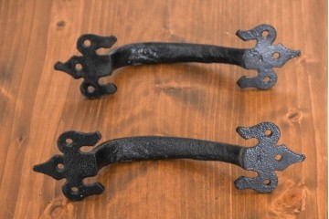 中古　素朴な風合いを楽しめるアイアン製ドアハンドル2個セット　(R-089144)