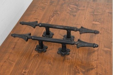 イギリスヴィンテージ　1980年頃　アイアン製　クラシカルな意匠を楽しめる大振りなドアハンドル2個セット　(R-089153)
