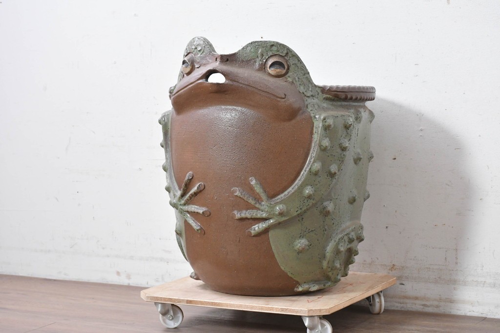 中古　美品　常滑焼(とこなめやき)　陶兵八(とうひょうはち)　縁起物のカエルの置物　(R-089156)