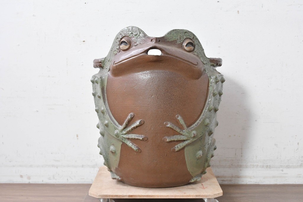 中古　美品　常滑焼(とこなめやき)　陶兵八(とうひょうはち)　縁起物のカエルの置物　(R-089156)