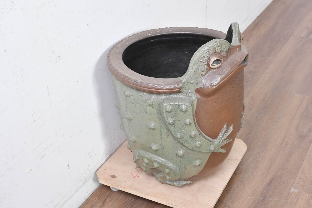 中古　美品　常滑焼(とこなめやき)　陶兵八(とうひょうはち)　縁起物のカエルの置物　(R-089156)