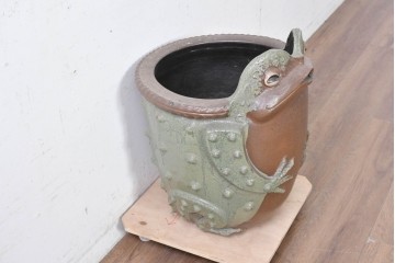 中古　美品　常滑焼(とこなめやき)　陶兵八(とうひょうはち)　縁起物のカエルの置物　(R-089156)