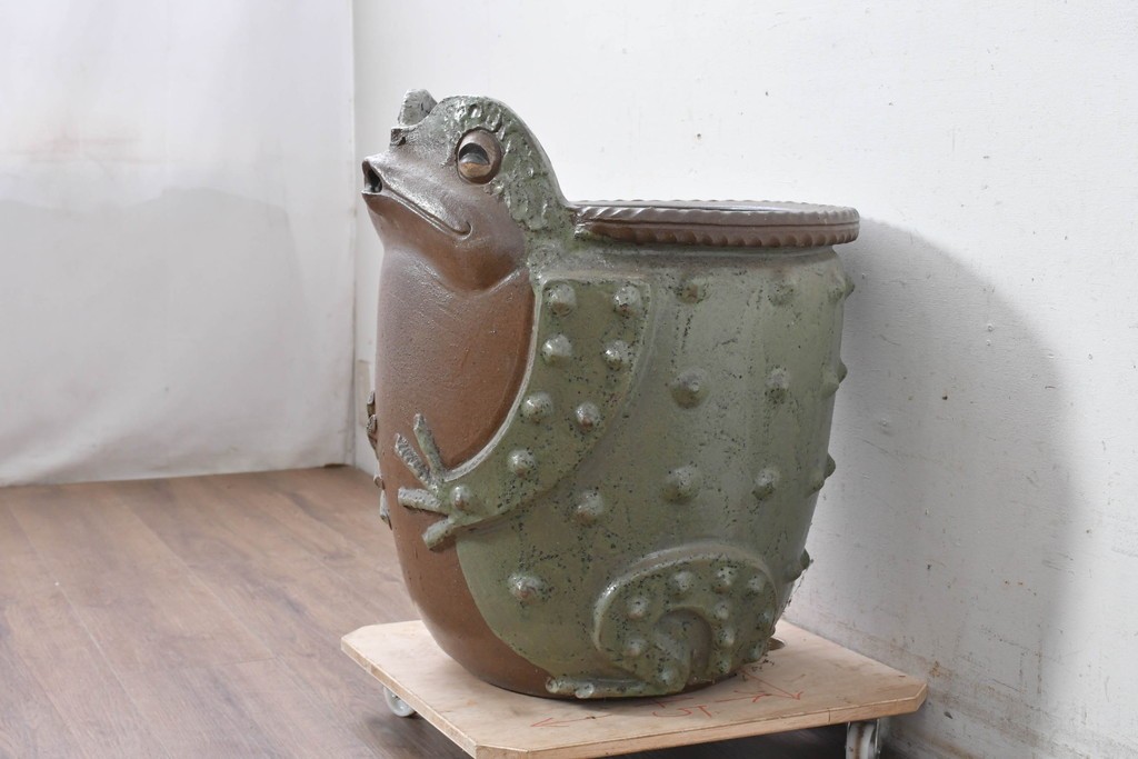 中古　美品　常滑焼(とこなめやき)　陶兵八(とうひょうはち)　縁起物のカエルの置物　(R-089156)