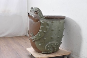 中古　美品　常滑焼(とこなめやき)　陶兵八(とうひょうはち)　縁起物のカエルの置物　(R-089156)