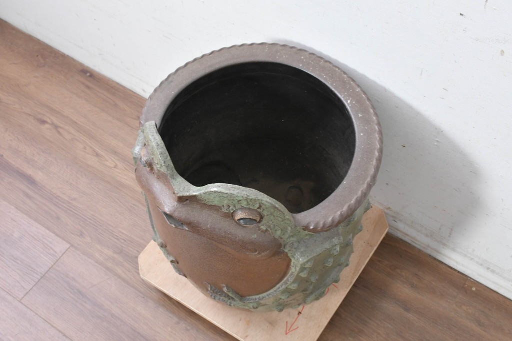 中古　美品　常滑焼(とこなめやき)　陶兵八(とうひょうはち)　縁起物のカエルの置物　(R-089156)