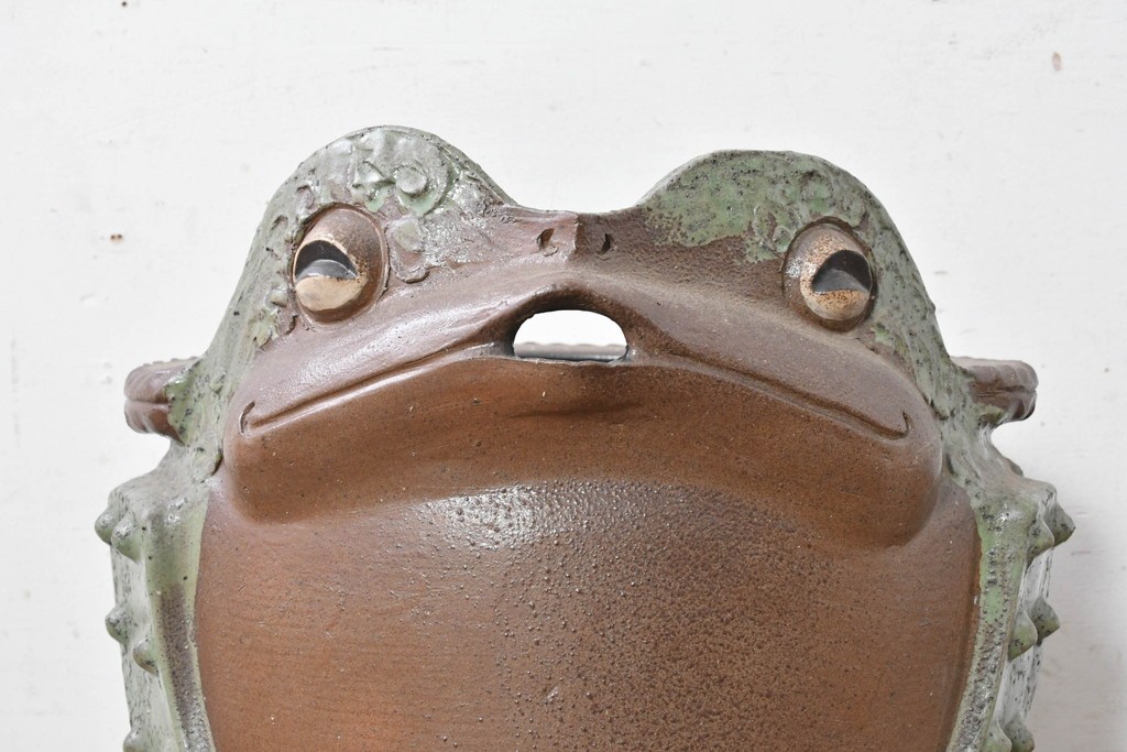 中古　美品　常滑焼(とこなめやき)　陶兵八(とうひょうはち)　縁起物のカエルの置物　(R-089156)