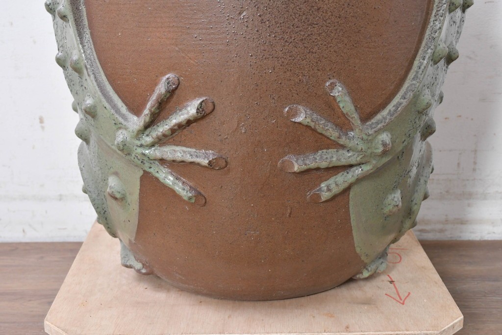 中古　美品　常滑焼(とこなめやき)　陶兵八(とうひょうはち)　縁起物のカエルの置物　(R-089156)