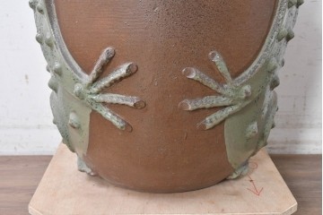 中古　美品　常滑焼(とこなめやき)　陶兵八(とうひょうはち)　縁起物のカエルの置物　(R-089156)