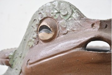 中古　美品　常滑焼(とこなめやき)　陶兵八(とうひょうはち)　縁起物のカエルの置物　(R-089156)
