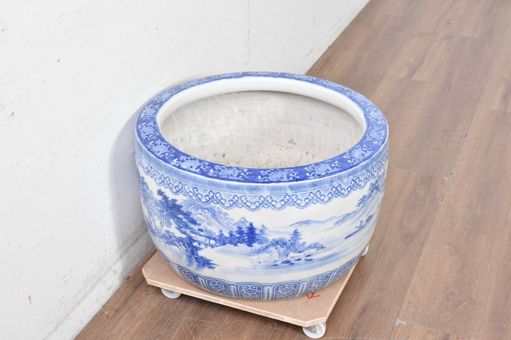【簡易リペア限定品】　和製アンティーク　昭和初期　特大!!　染付山水図と唐草文縁が施された大ぶりな火鉢　(R-089157)