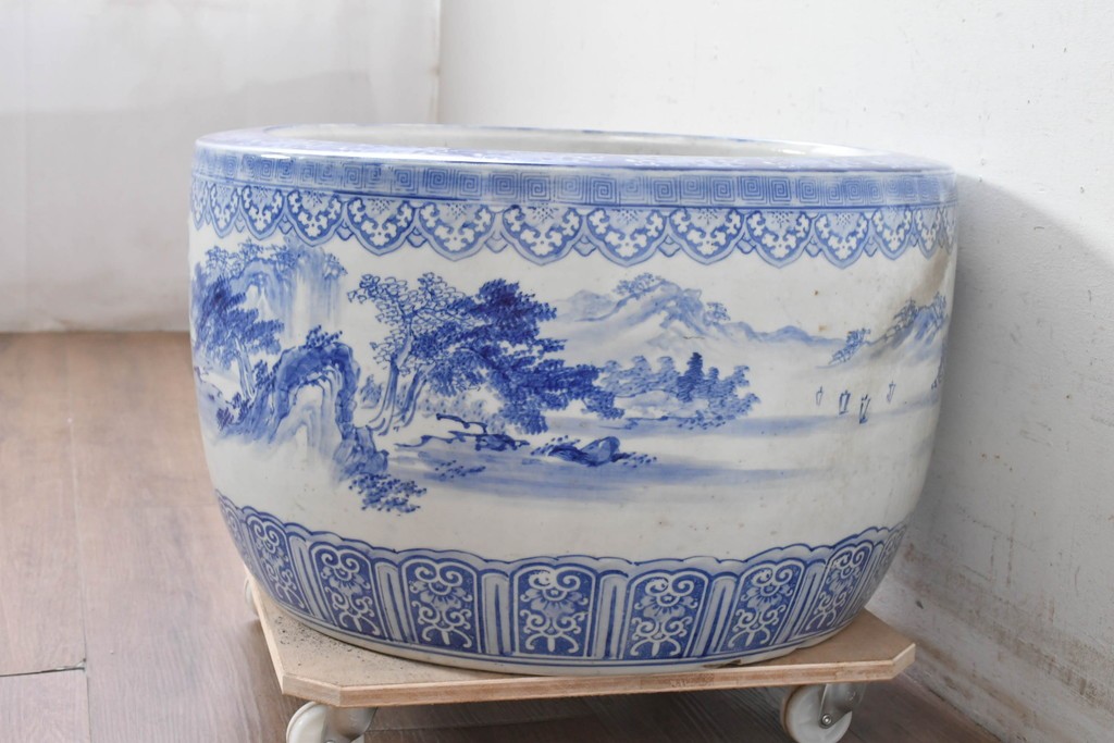 【簡易リペア限定品】　和製アンティーク　昭和初期　特大!!　染付山水図と唐草文縁が施された大ぶりな火鉢　(R-089157)