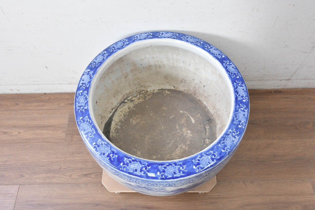 【簡易リペア限定品】　和製アンティーク　昭和初期　特大!!　染付山水図と唐草文縁が施された大ぶりな火鉢　(R-089157)